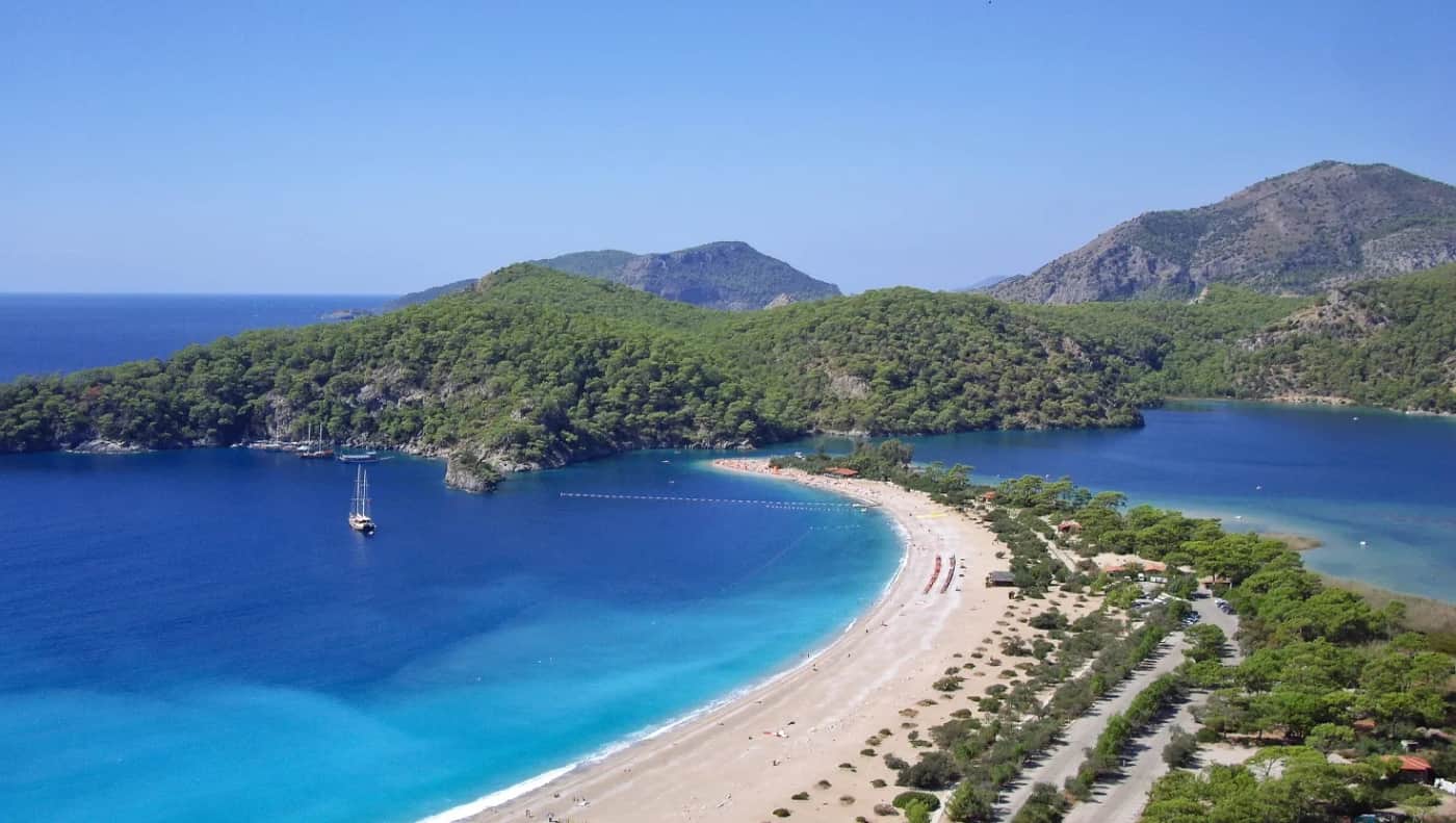 Fethiye bölgesinde yer alan başlıca ücretli ve ücretsiz plajların listesi, detayları ve olanaklarıyla birlikte