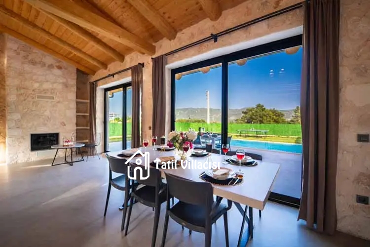 Villa Casaba Uğrar