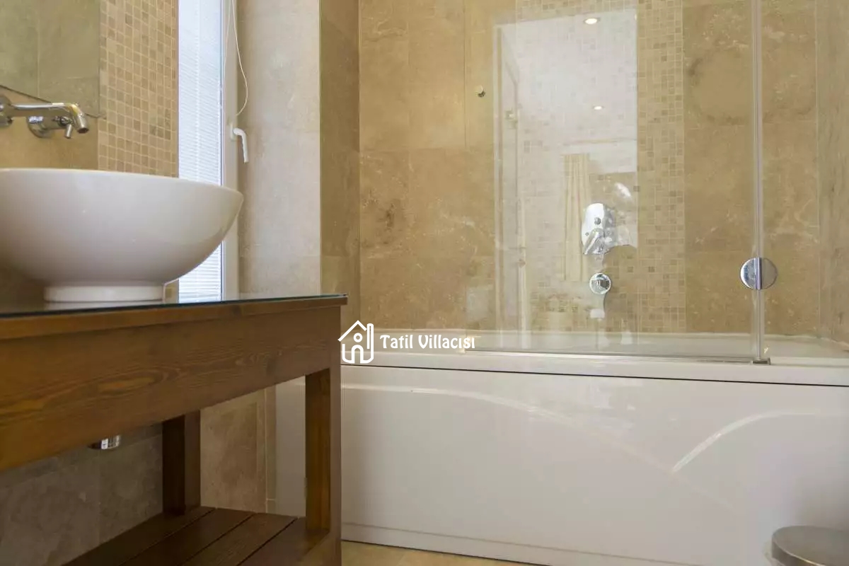 Villa White House