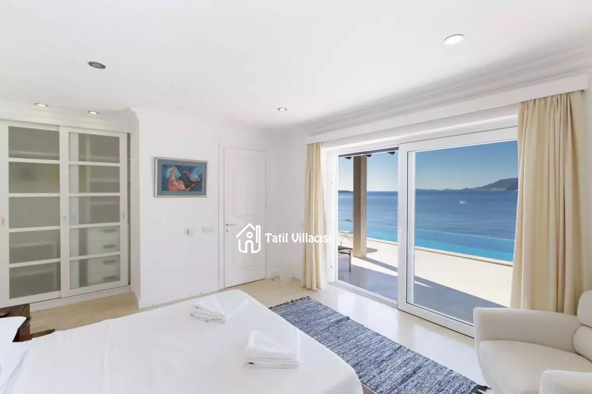 Villa White House