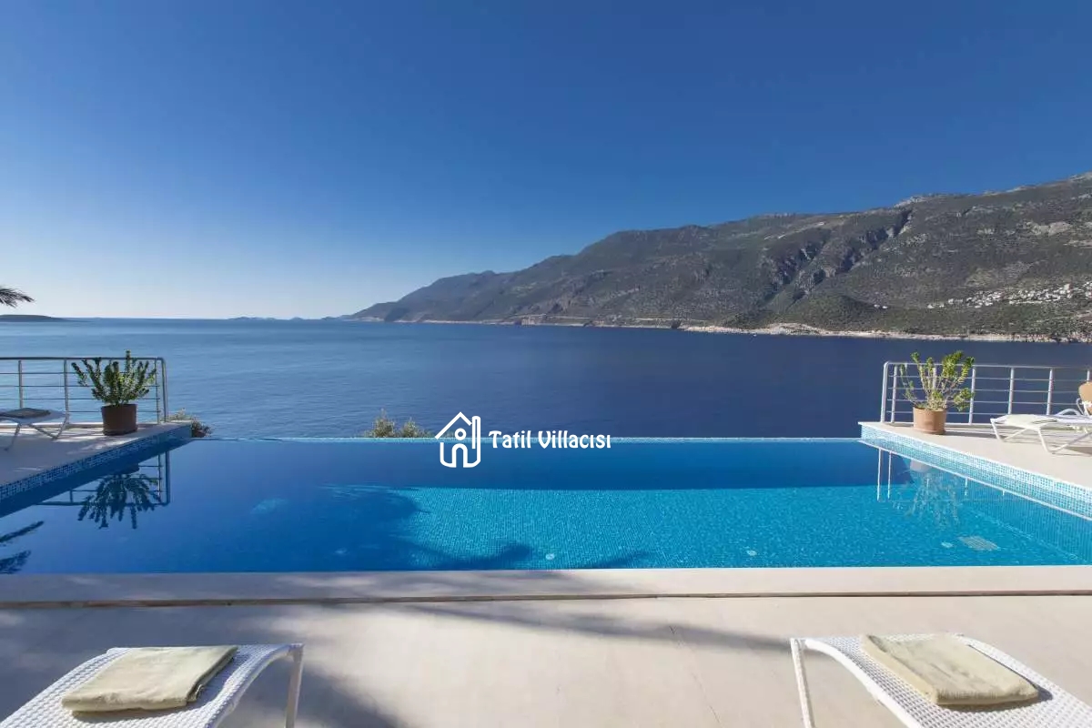 Villa White House