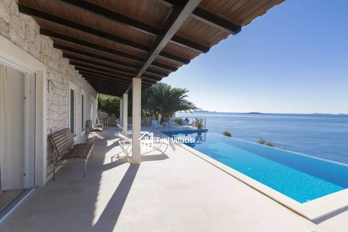 Villa White House