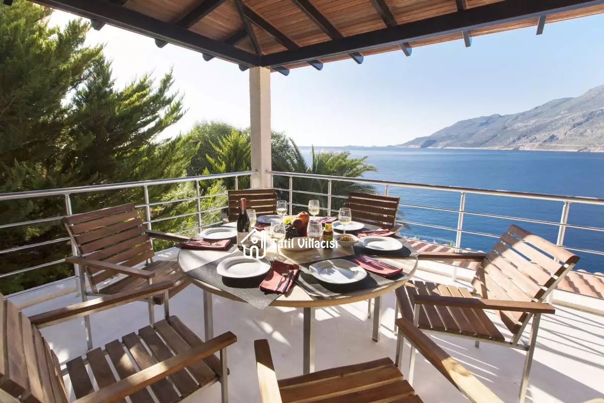 Villa White House