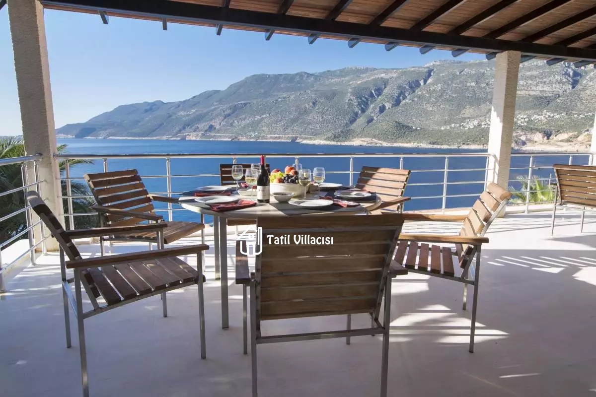 Villa White House