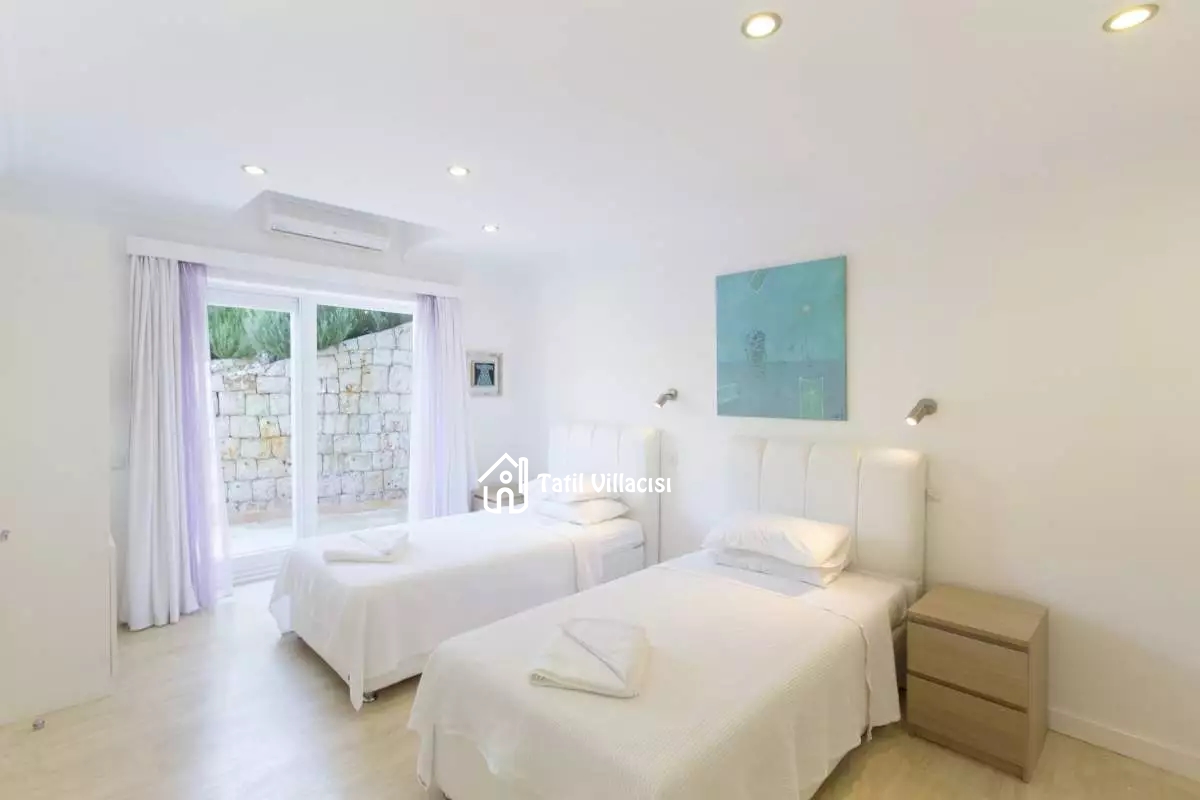 Villa White House