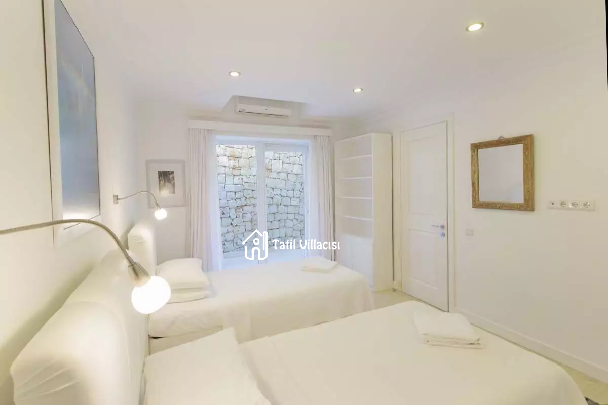 Villa White House